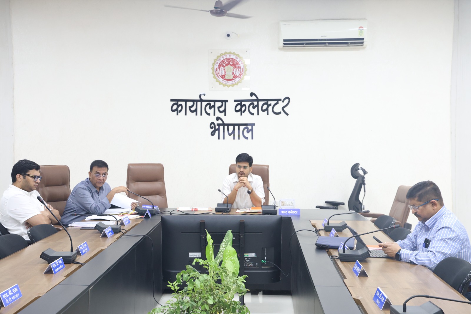 जनहित के कार्यों में लापरवाही पर होगी कार्रवाई : एडीएम सुमित पांडे