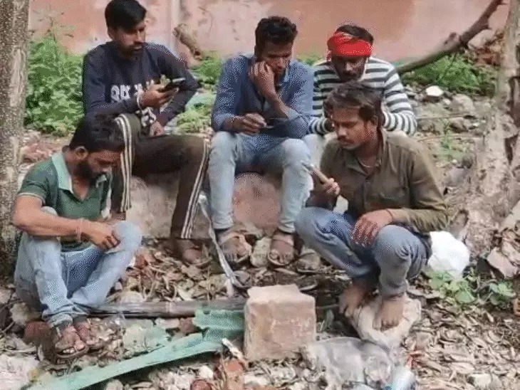 Bhopal News: मिक्सर मशीन पलटी, युवक की मौत