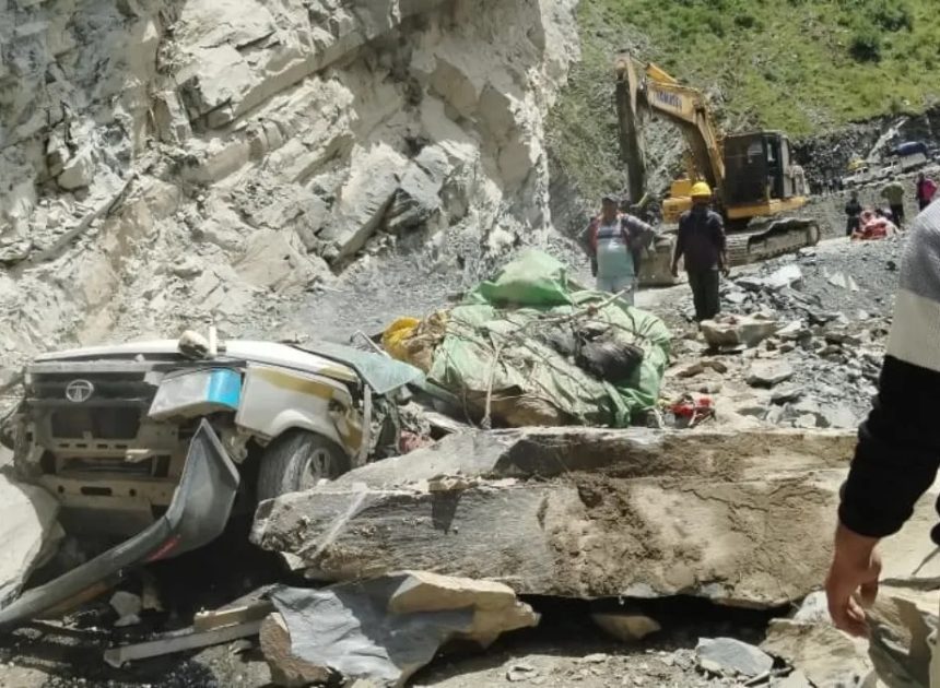 हिमाचल प्रदेश: चलती कार पर चट्टानें गिरीं, 13 की मौत