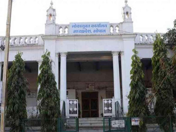 MP News: बिजली वितरण कंपनी के अधीक्षण यंत्री शिवराम सेमिल के कुल नौ ठिकानों पर लोकायुक्त पुलिस ने मारा छापा