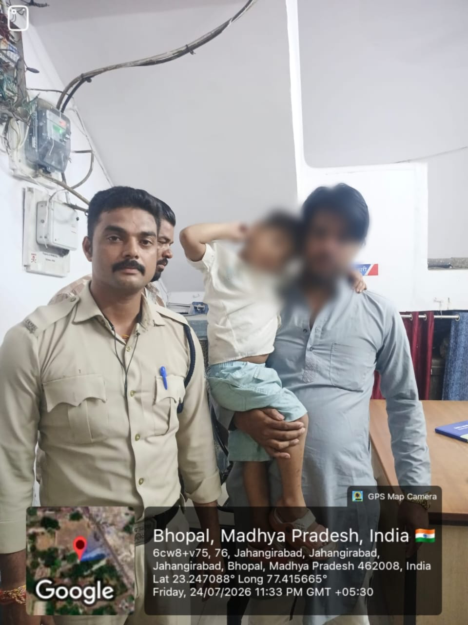 Bhopal News: खेलते-खेलते घर की राह भटका चार वर्षीय मासूम, पुलिस जवानों ने परिजन से मिलाया