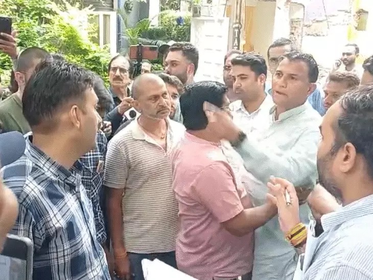 Bhopal News: आवासीय में कमर्शियल गतिविधियाँ: टैटू शॉप को बंद करने पहुंचा अमला; बीजेपी पार्षद पति की झड़प