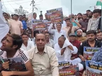 Bhopal News: मोती मस्जिद के पास बैरिकेड्स हटाने को लेकर धरने पर बैठे व्यापारी, चौक-लखेरापुरा बाजार रहे बंद
