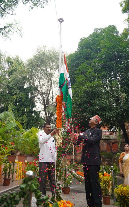 Bhopal News: जनसम्पर्क आयुक्त मनीष सिंह और मुख्य निर्वाचन पदाधिकारी संजीव कुमार झा ने किया ध्वजारोहण