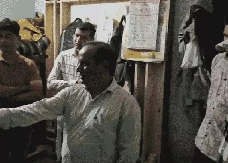 MP News: इंदौर में स्वतंत्रता दिवस पर स्कूली बच्चों को बांटे कीड़े वाले लड्डू