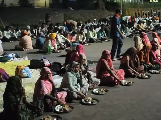 MP News: झाबुआ कलेक्ट्रेट परिसर में मुआवजे की मांग पर किसानों का धरना जारी, दाल-बाटी खाकर खुले आसमान के नीचे गुजारी रात