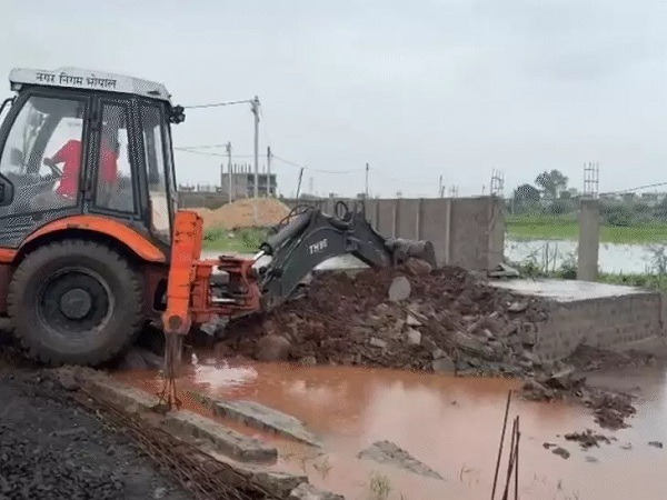 Bhopal News: अवैध कॉलोनी पर नगर निगम की कार्रवाई, 2.3 एकड़ में बनी सड़क-गेट तोड़े