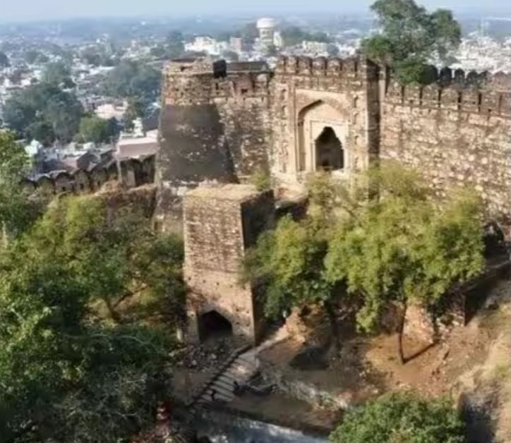 राखी का बंधन: रानी लक्ष्मीबाई के बुलावे पर अंग्रेजों से भिड़े थे बांदा के नवाब