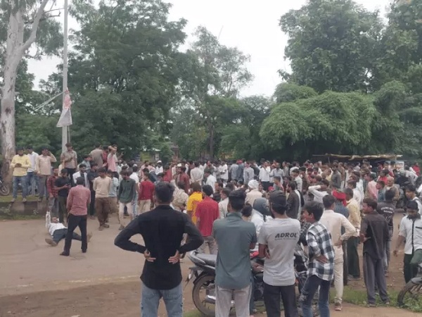 MP News: खाद-टोकन को लेकर किसानों का चक्काजाम, सड़क पर लेटकर जताया विरोध