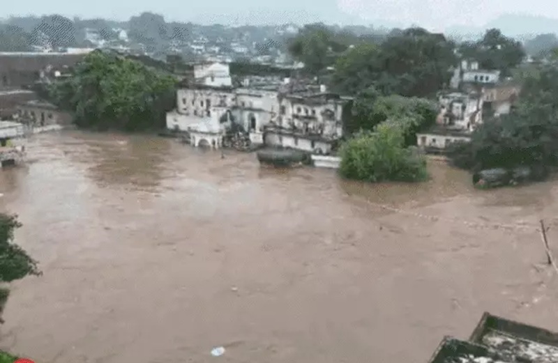 MP News: प्रदेश के सतना समेत 4 जिलों में बाढ़ से बिगड़े हालात, आज 10 जिलों में भारी बारिश का अल