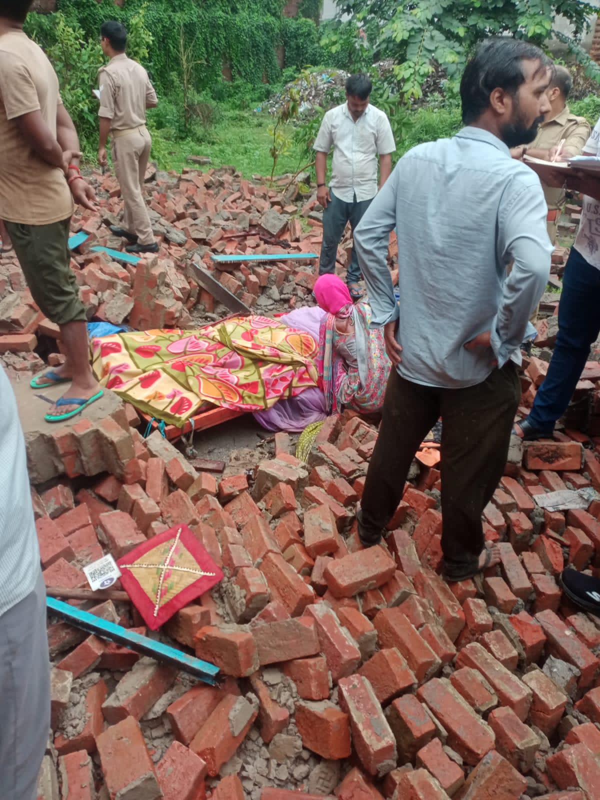 चांदपुर इंडस्ट्रियल क्षेत्र में मकान की दीवार गिरी,मलबे में दबकर पति-पत्नी की मौत
