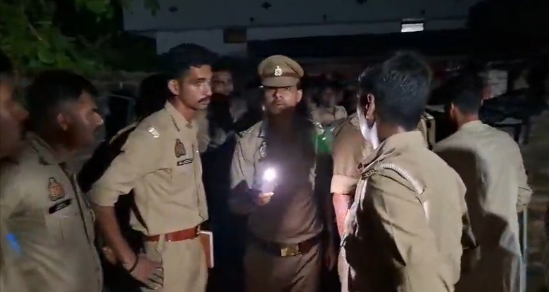 पूजा के बीच चली गोलियां, पत्नी और दो पुजारियों समेत तीन की मौत, बच्चों संग घर में बंद आरोपी; पंडितों से आधार कार्ड मांगने को लेकर विवाद बढ़ने का आरोप, पुलिस ने मकान को घेरा