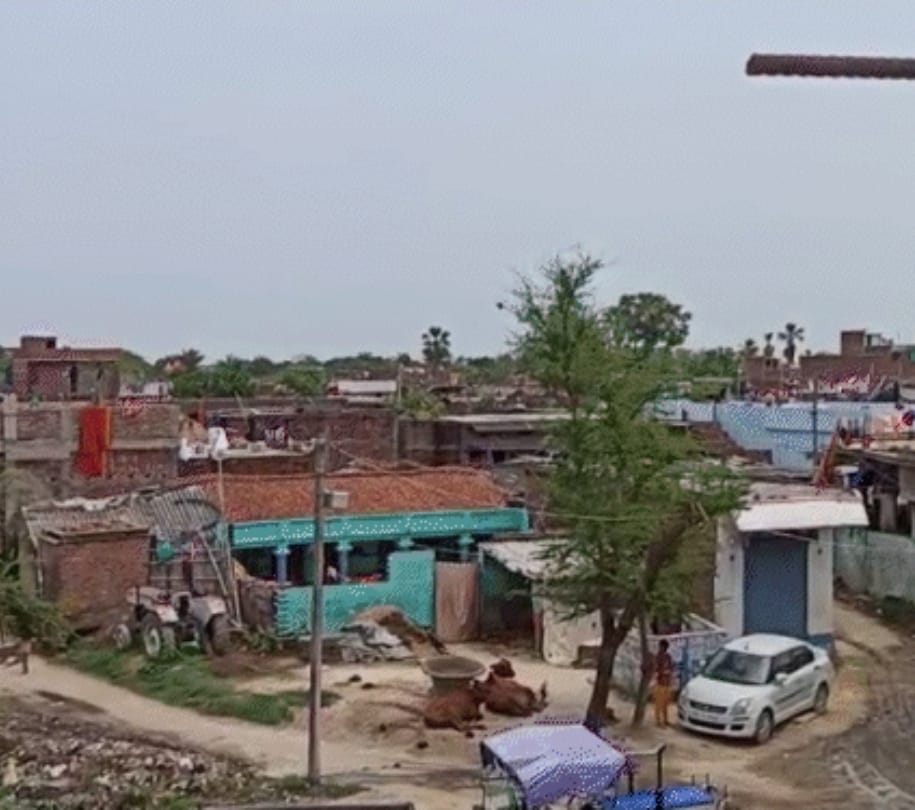 ग्रामीण क्षेत्रों में पीएम आवास योजना से झोपड़ियों से पक्के मकानों तक पहुंची गांव की तस्वीर