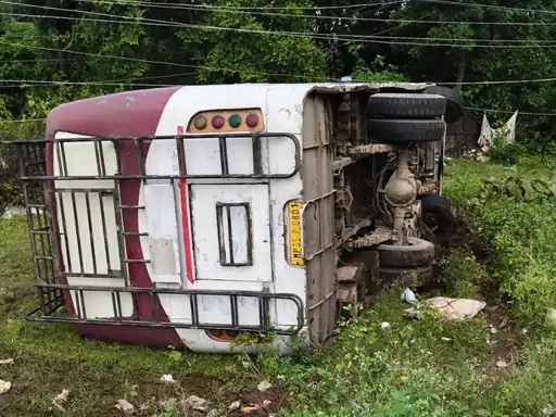 MP News: यात्रियों से भरी बस मोड़ पर पलटी, एक दर्जन घायल, स्थानीय लोगों ने यात्रियों को बाहर निकाला