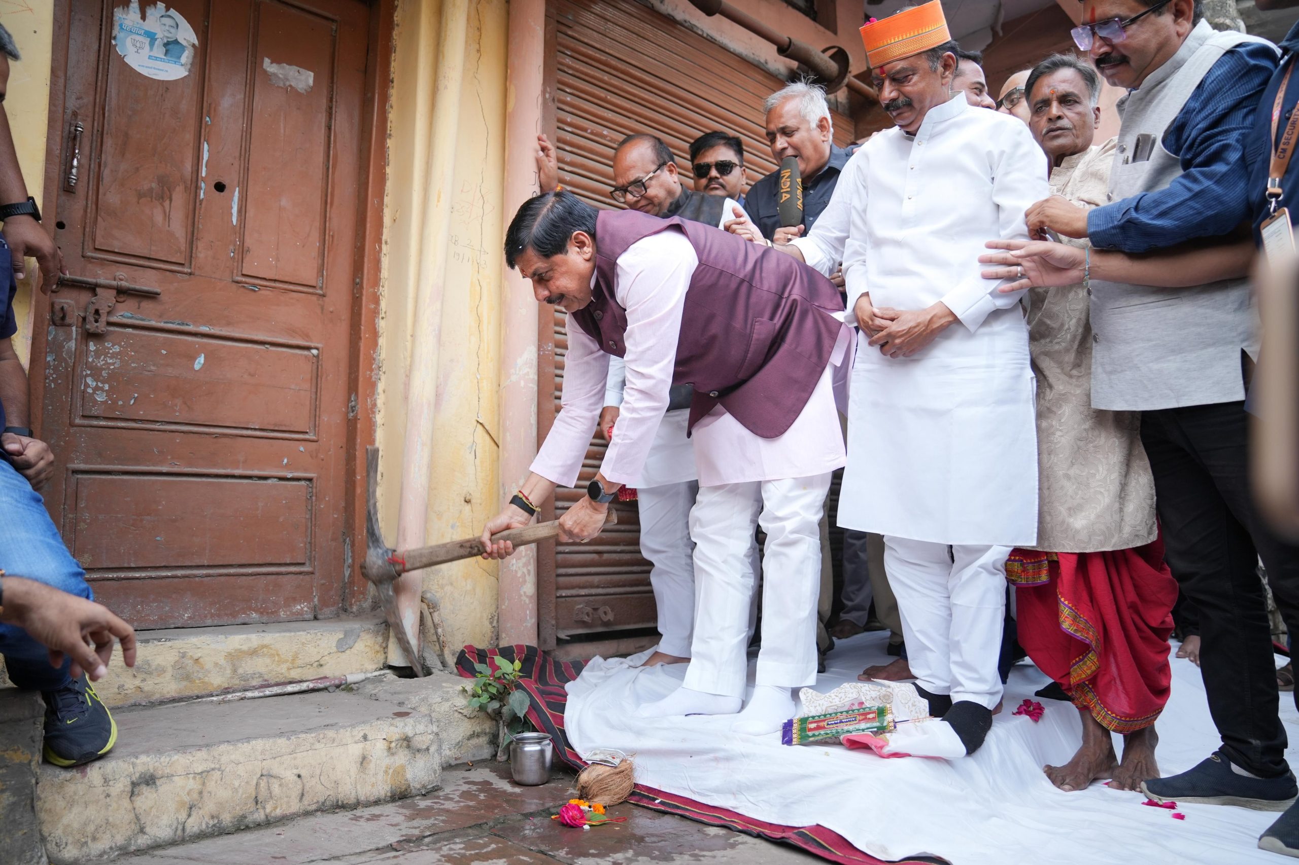 MP News: सिंहस्थ-2028 के लिए मुख्यमंत्री यादव ने अपने पैतृक घर पर चलाई कुदाल, बोले- जिस घर में जन्मे, खेले और बड़े हुए उसे हटाना भावुक करता है