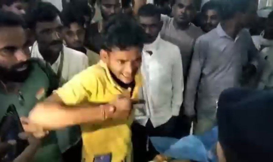MP: जुआ फड़ पर पुलिस कार्रवाई के बाद व्यक्ति की मौत, परिजनों ने लगाया मारपीट का आरोप; आठ पुलिसकर्मी लाइन अटैच