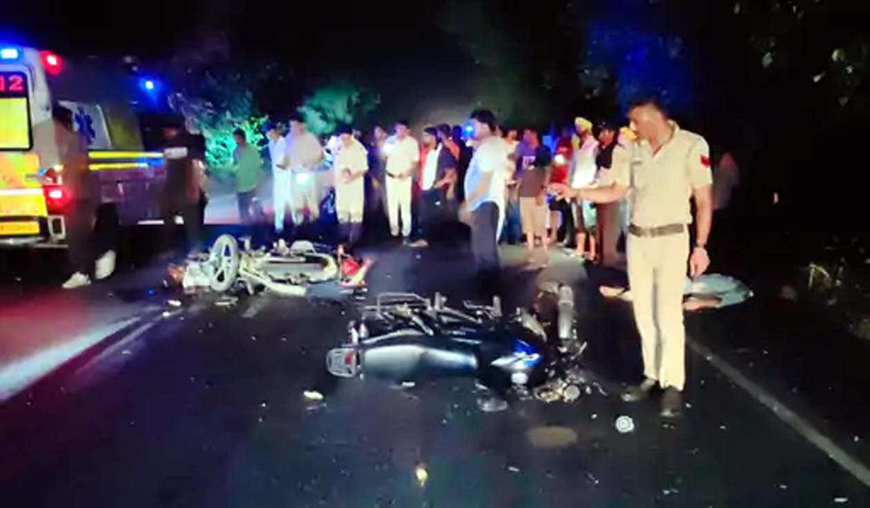 आमने-सामने टकराईं दो बाइक, तीन युवकों की मौत: टक्कर में बाइक के परखच्चे उड़े, सड़क पर दूर तक घिसटते गए तीनों