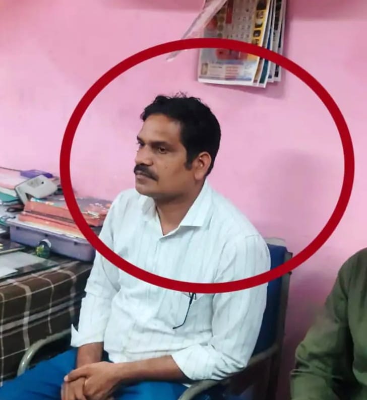 MP News: 90 हजार की रिश्वत लेते वेयरहाउसिंग के कर्मचारी को दबोचा: एनओसी और मूंग उपार्जन का काम जारी रखने के लिए मांगे थे 1.30 लाख, 40 हजार पहले ले चुका था