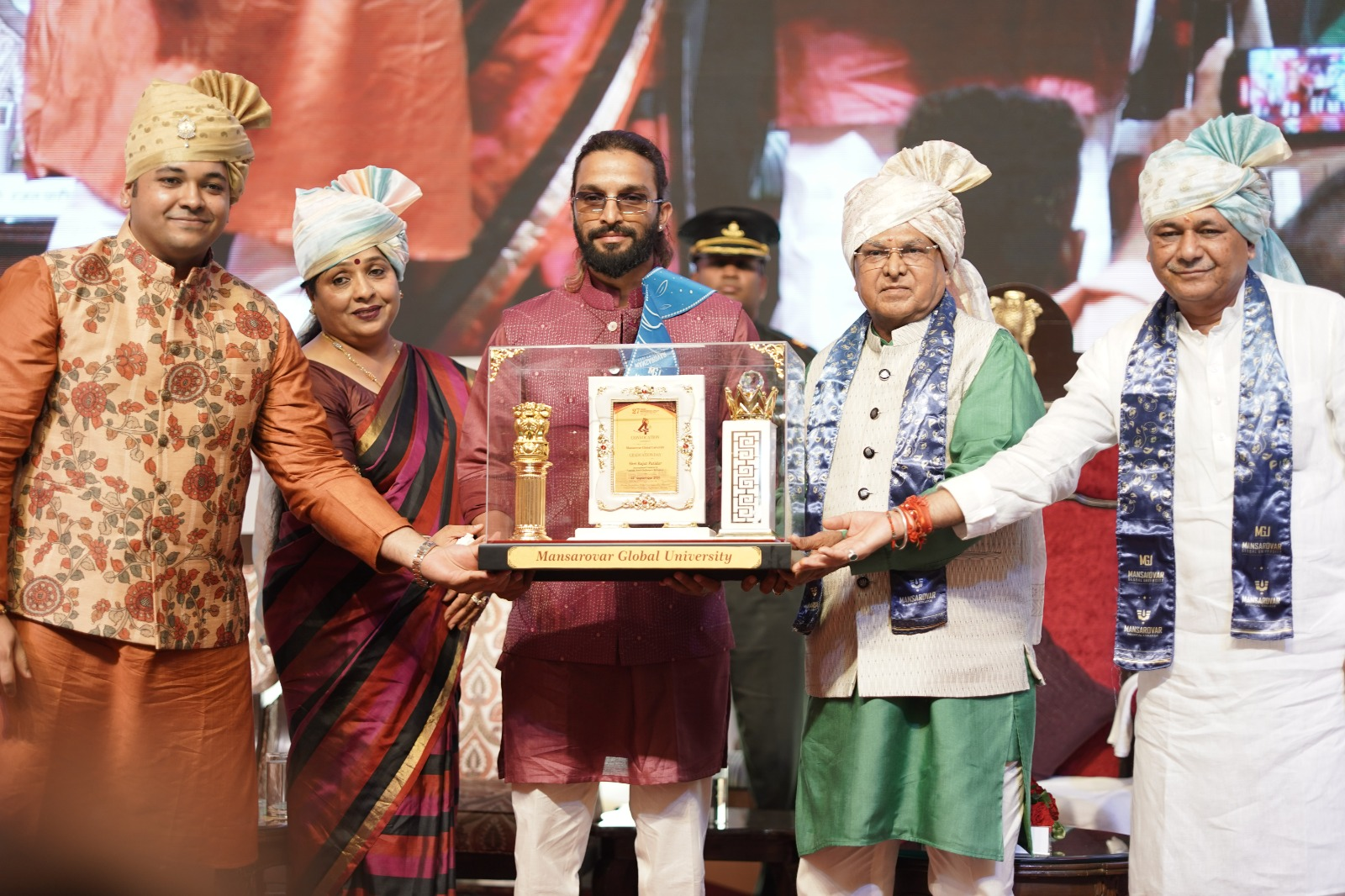 Bhopal News: मानसरोवर विश्वविद्यालय के दीक्षांत समारोह में 300 विद्यार्थियों को डिग्री प्रदत्त: क्रिकेटर रजत पाटीदार और गायक अनूप जलोटा को मानद उपाधि: राज्यपाल पटेल ने बाँटीं डिग्रियाँ