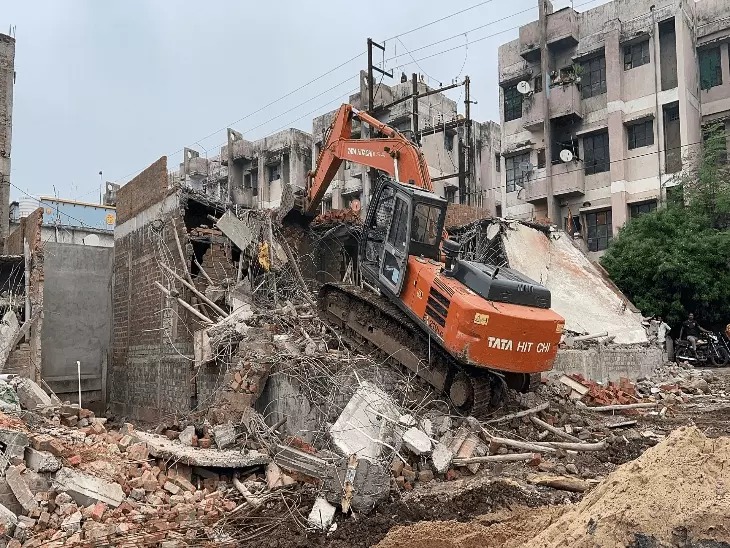 MP News: अवैध कॉलोनी में बन रहे चार भवनों पर निगम की कार्रवाई, बुलडोजर से किया ध्वस्त