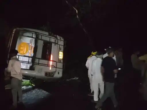MP News: बस-कार की भीषण टक्कर, 30 घायल, विधायक समेत अधिकारी अस्पताल पहुंचे