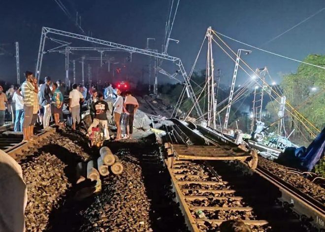 रेल लाइन के नीचे मिट्टी धंसी, कई ट्रेनें रद्द