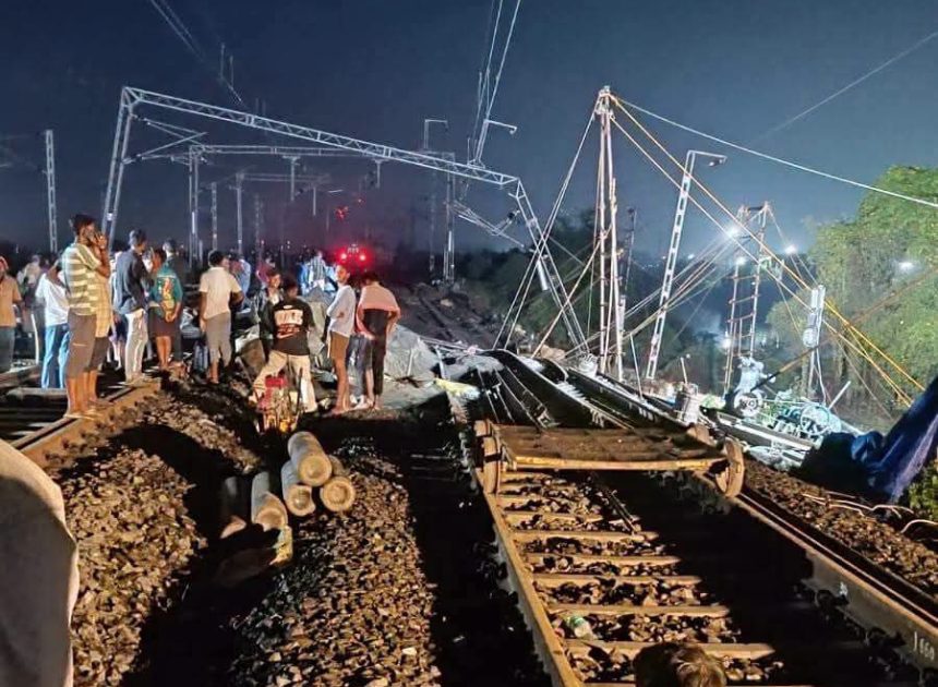 रेल लाइन के नीचे मिट्टी धंसी, कई ट्रेनें रद्द