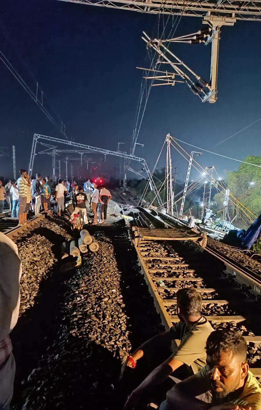 रेल लाइन के नीचे मिट्टी धंसी, कई ट्रेनें रद्द