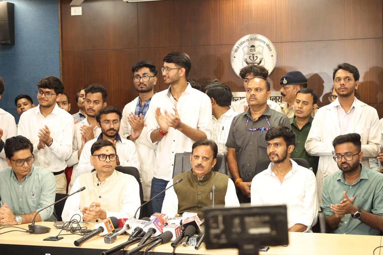 Bhopal News: जीएमसी में छात्रों के साथ हुई घटना पर मुख्यमंत्री मोहन यादव नाराज: इंटर्न्स-जूडा से उपमुख्यमंत्री शुक्ल की चर्चा के बाद स्टाइपेंड 50 प्रतिशत बढ़ाने का फैसला, दो पुलिसकर्मी लाइन अटैच