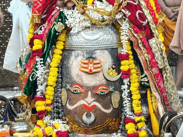 MP News: भस्म आरती में राजा स्वरूप में सजे महाकाल, शेषनाग मुकुट और मुंडमाल से किया अलंकरण
