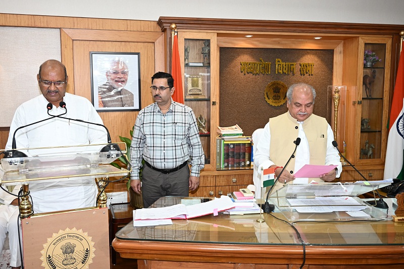 MP News: दतिया उपचुनाव में निर्वाचित विधायक घनश्याम सिंह को विधानसभा की सदस्यता संबंधी शपथ