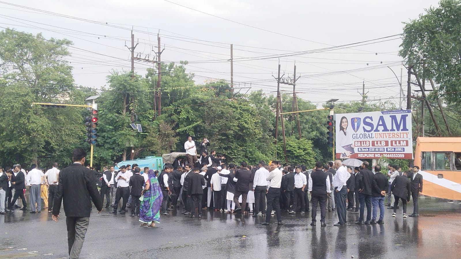 Bhopal News: वकील से मारपीट के आरोप में एफआईआर की मांग पर सड़क पर अड़े अधिवक्ता, जनता और मीडियाकर्मियों से मारपीट के भी आरोप