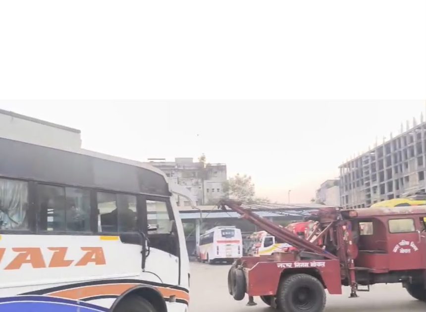 Bhopal News: आग में आठ बसें जलीं, तब जागा निगम: आईएसबीटी में तीन महीने से खड़ी 24 बसें हटाईं, वर्मा ट्रेवल्स की 11 बसें शामिल