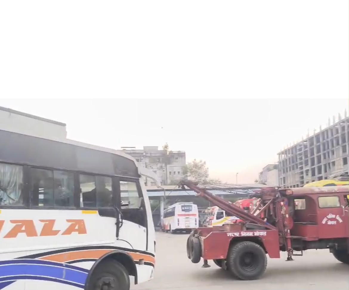 Bhopal News: आग में आठ बसें जलीं, तब जागा निगम: आईएसबीटी में तीन महीने से खड़ी 24 बसें हटाईं, वर्मा ट्रेवल्स की 11 बसें शामिल