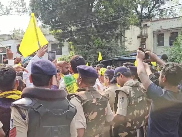 MP News: भोपाल में जयस प्रदर्शन के दौरान हंगामा: महिला कार्यकर्ता ने कांस्टेबल को थप्पड़ मारा