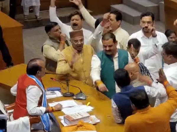 BHOPAL NEWS: निगम परिषद की बैठक में कमीशन वाले बयान पर हंगामा, भाजपा पार्षदों ने घेरी अध्यक्ष की आसंदी: नेता प्रतिपक्ष शबिस्ता जकी बोलीं- ‘मैं कमीशन नहीं लेती, किसी पर आरोप नहीं लगाया’, माफी मांगने से किया इनकार