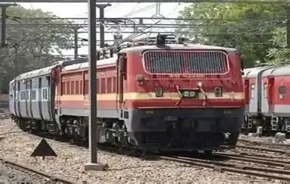 चलती ट्रेन में शराबियों का हंगामा, रेल कर्मचारियों से मारपीट