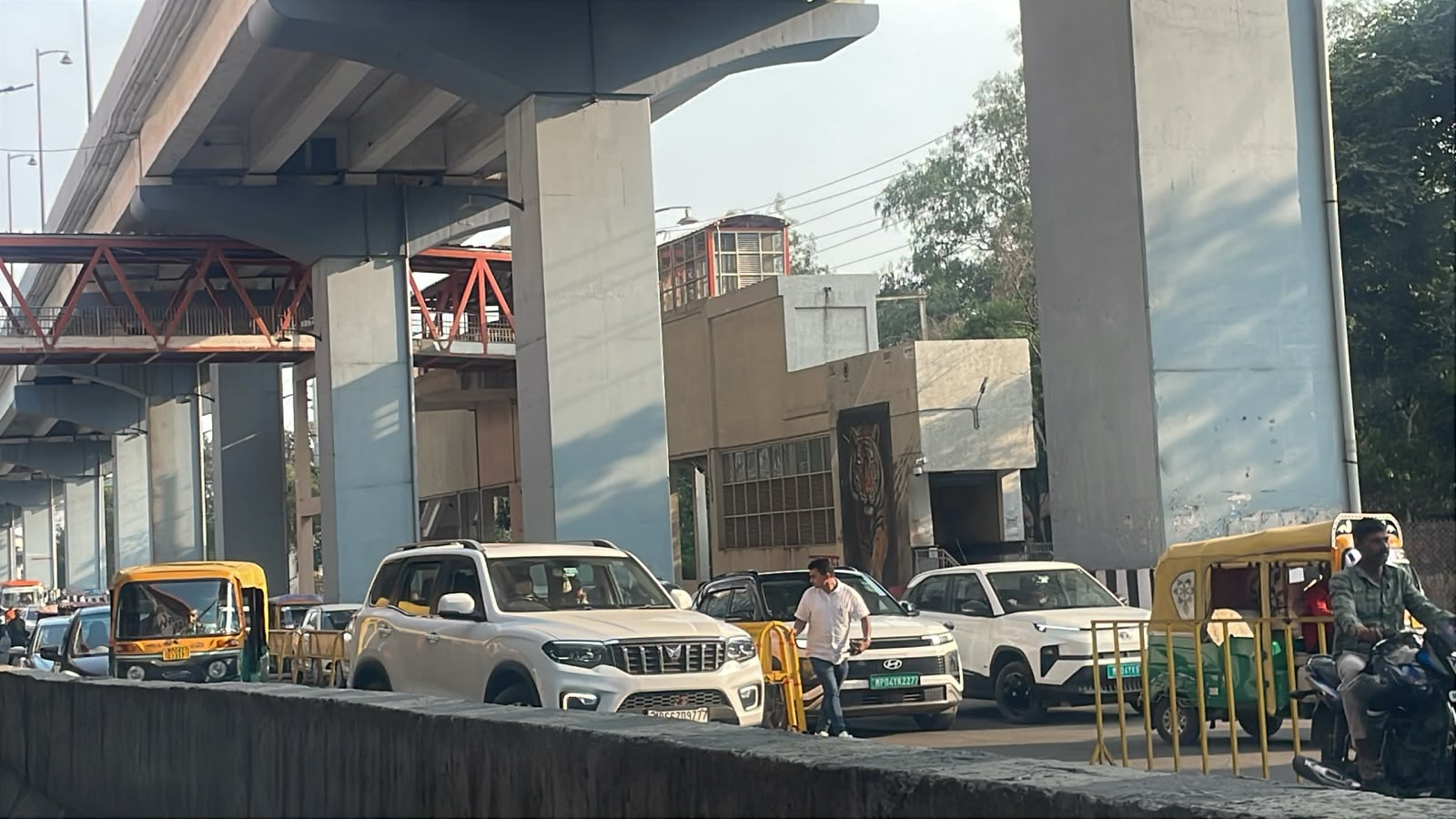 Bhopal News: बेपरवाह ट्रैफिक पुलिस: डीबी माल के सामने बीच सड़क पर लगाया बैरिकेडिंग