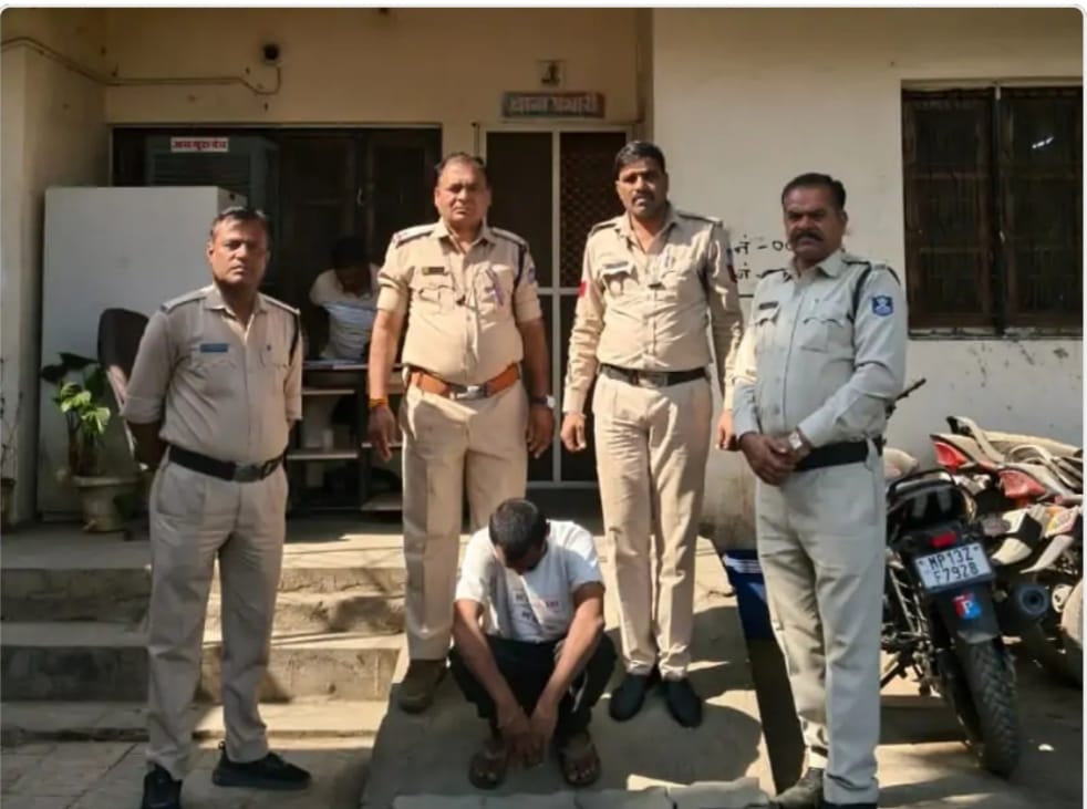 MP News: पत्नी से बातचीत से रोका, नहीं माना तो मारा चाकू: 4 आरोपी पकड़ाए; पत्नी को प्रताड़ित करने के आरोप में पति भी गिरफ्तार