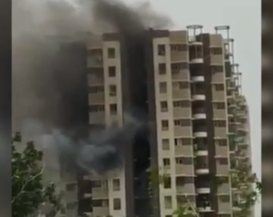 Mumbai: तेरह मंजिला इमारत के बिजली के डक्ट में लगी आग